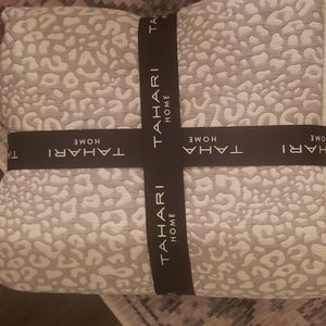 Taharo Full Size Quilt. NWT.